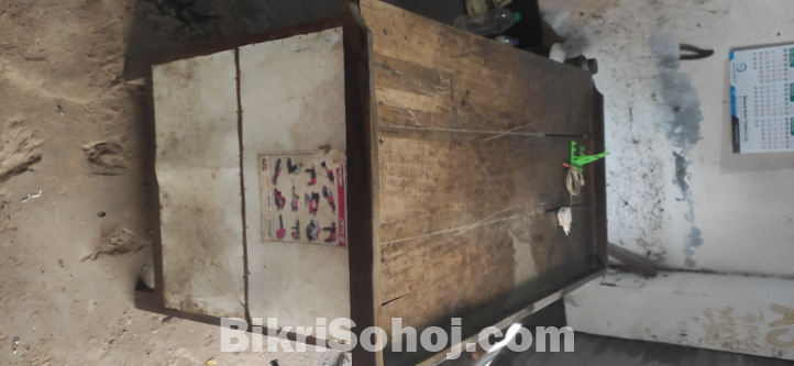 দোকানের ক্যাশ টেবিল